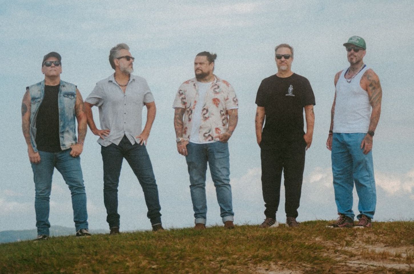 Detonautas lançam 'Rádio Love Nacional' com sonoridade híbrida e cinematográfica