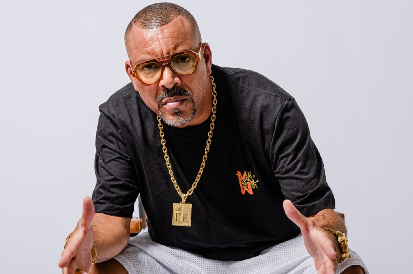 Dexter anuncia turnê europeia e agenda de dezembro para celebrar 35 anos de carreira