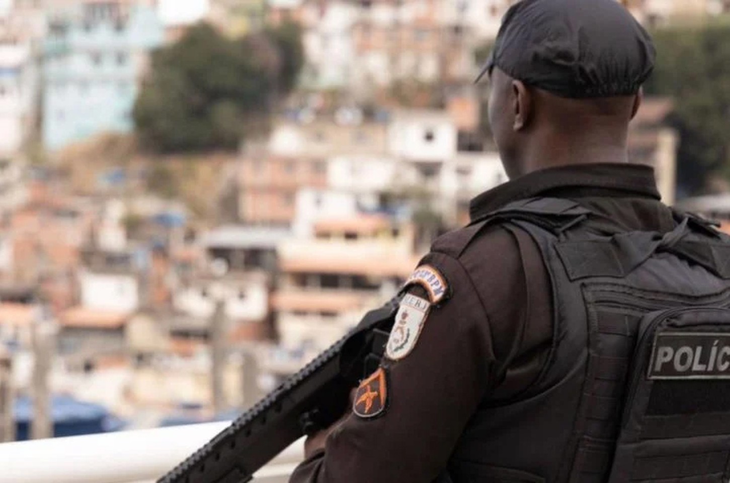 Dez policiais militares são denunciados por crimes em operação na Maré