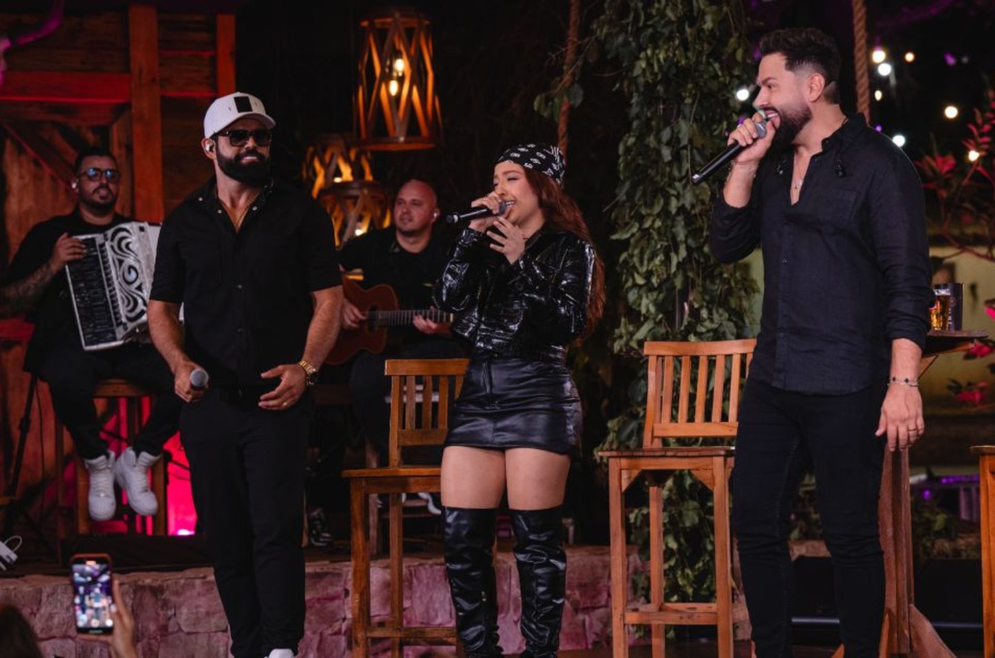 Diego e Arnaldo lançam novas músicas do projeto 'Natora 10 Anos'