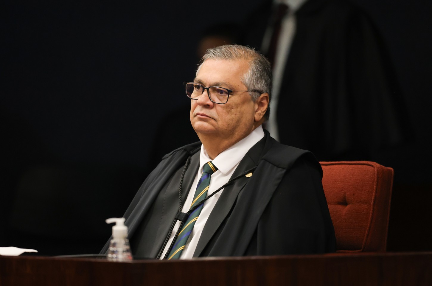 Dino vota pela condenação de cinco ex-PMs do DF por omissão no 8 de janeiro