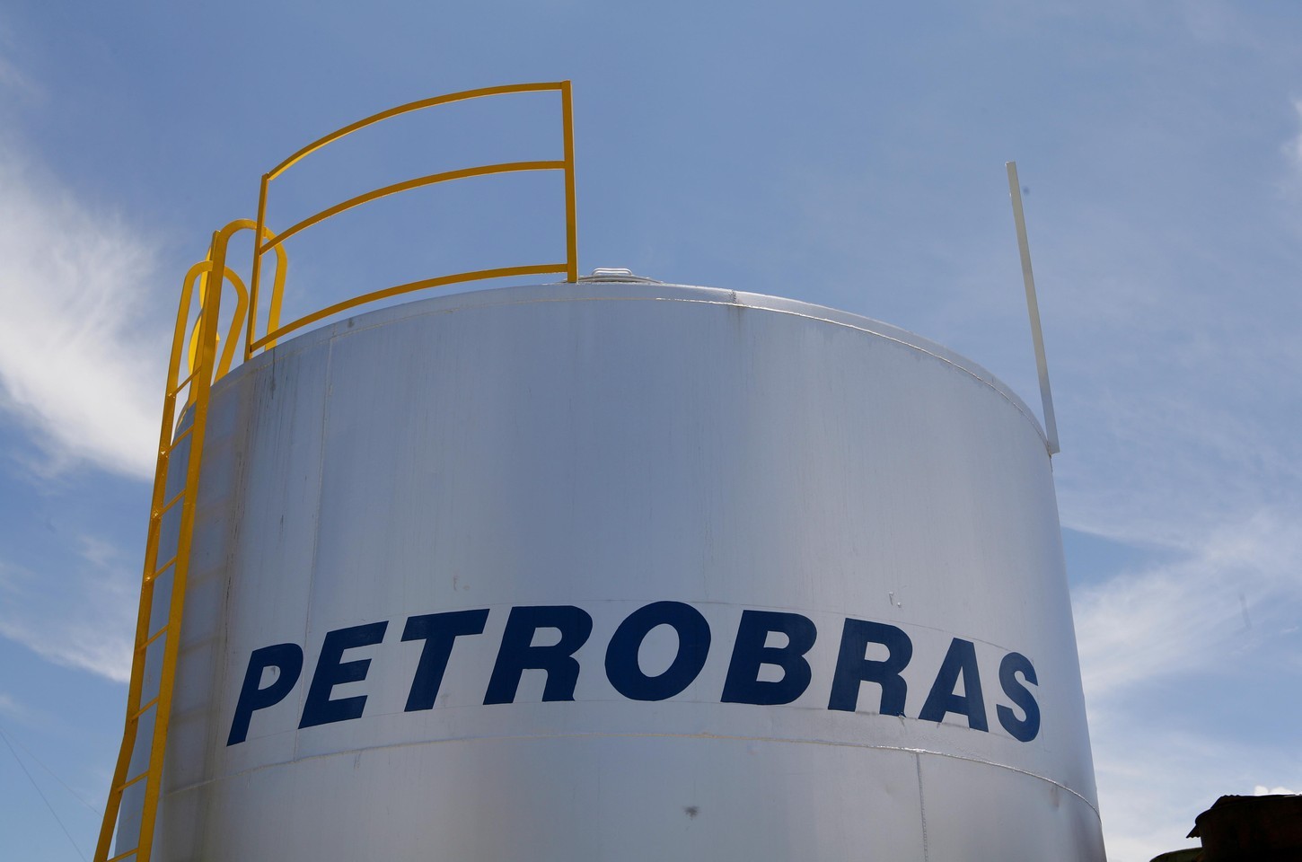 Distribuidoras pedem que Petrobras amplie importação de diesel