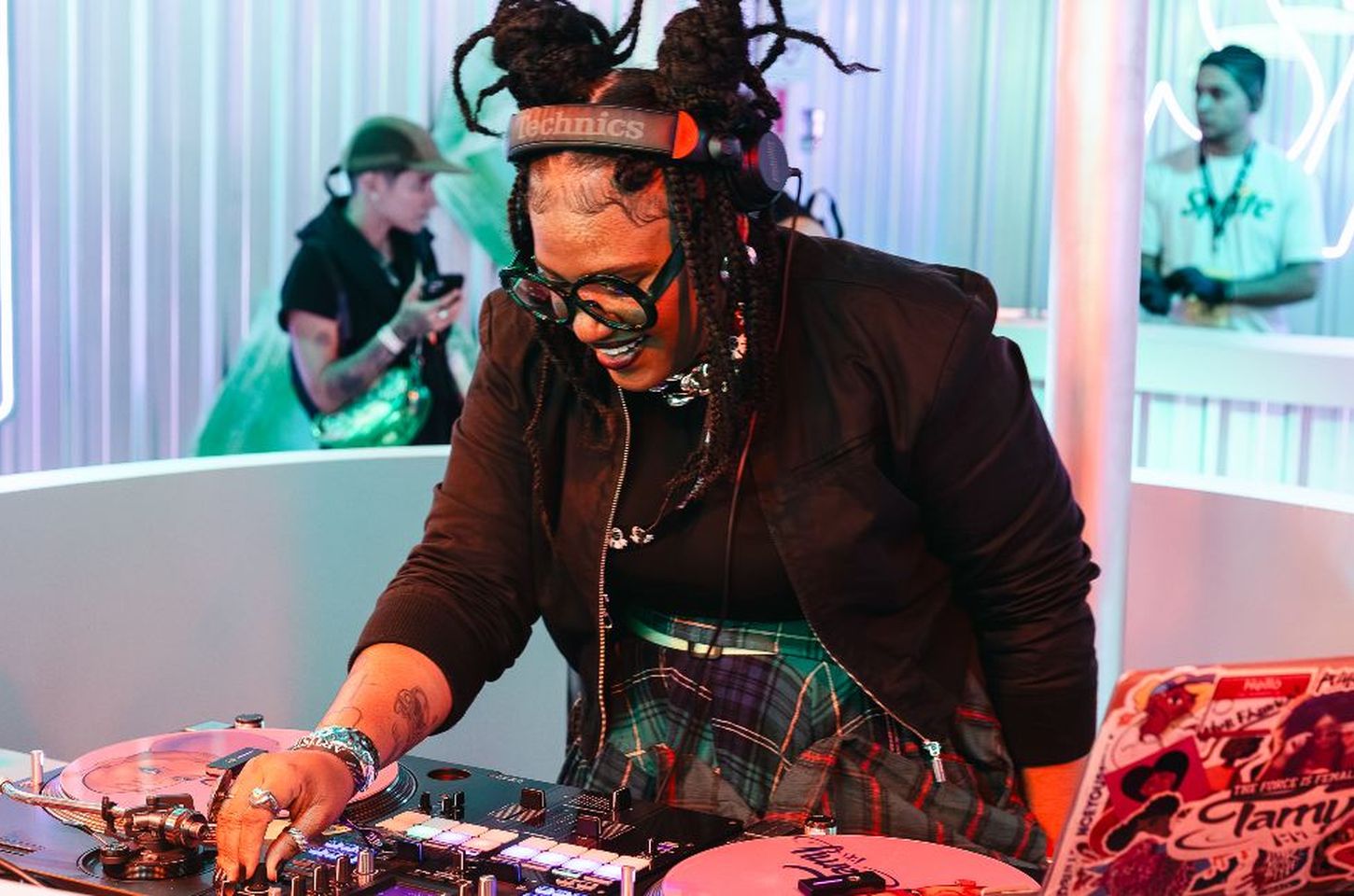 DJ Tamy mistura estilos e encanta público no Lolla BR 2026