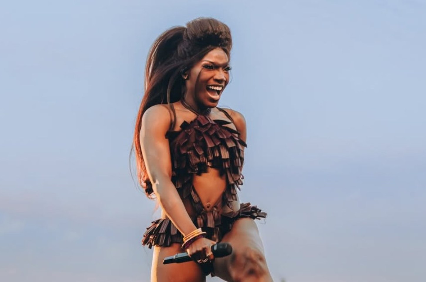 Doechii surpreende no Lollapalooza Chile com funk brasileiro no set