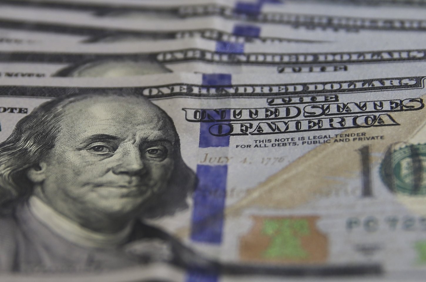 Dólar cai abaixo de R$ 5 e bolsa bate recorde em dia de otimismo