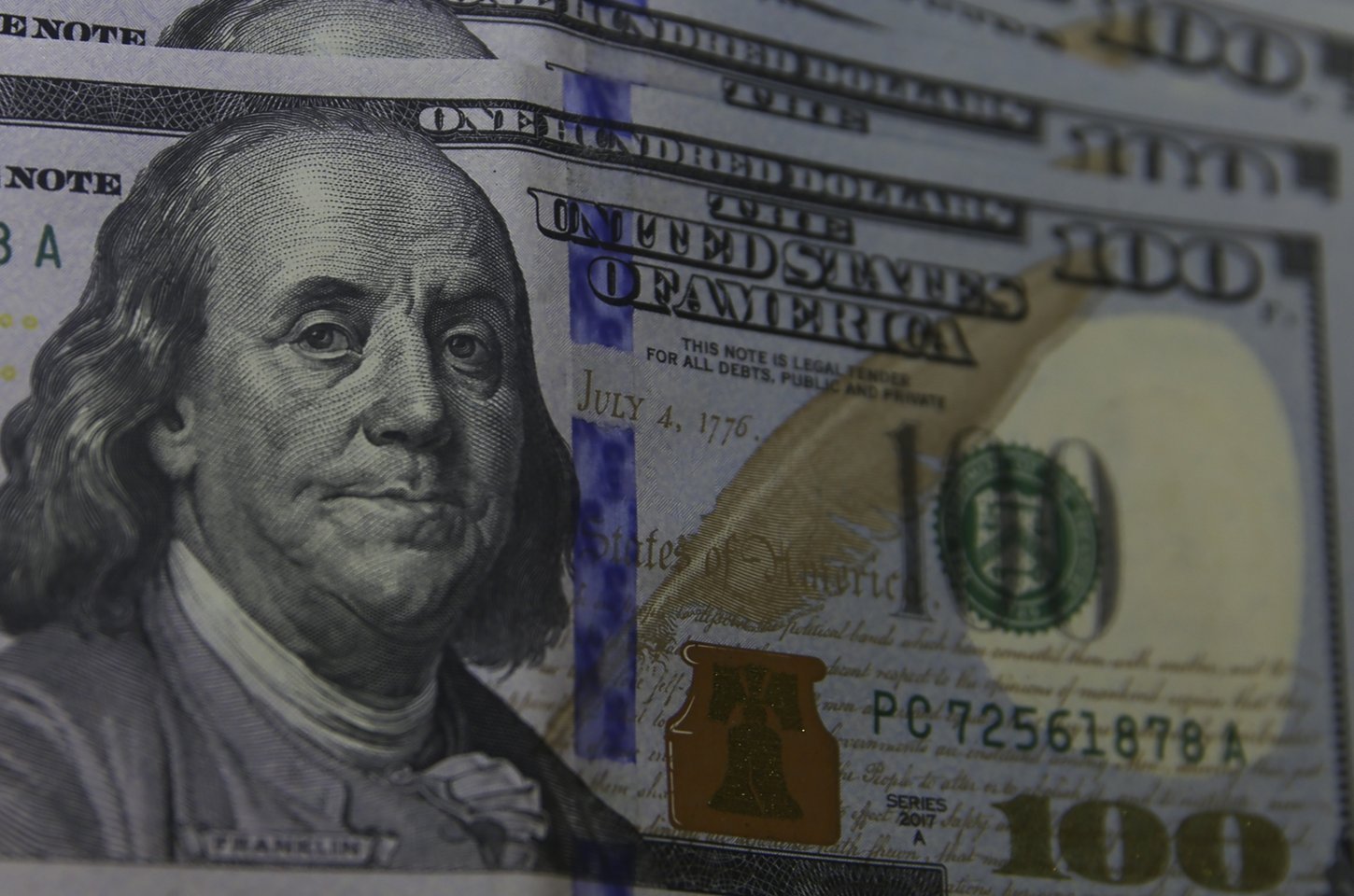 Dólar cai ao menor nível em dois anos e bolsa bate recorde