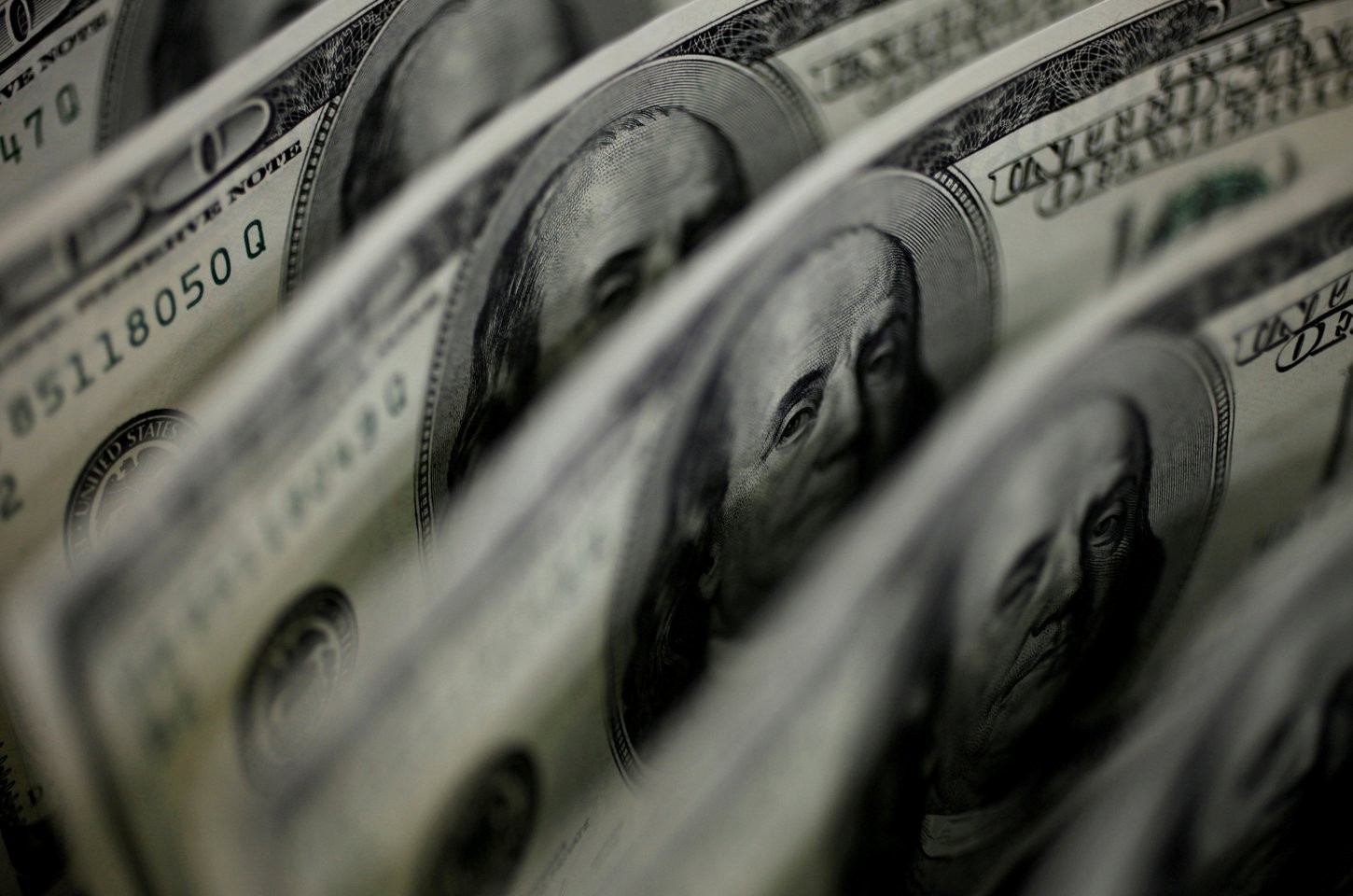 Dólar cai ao menor nível em mais de dois anos e Ibovespa sobe com otimismo global