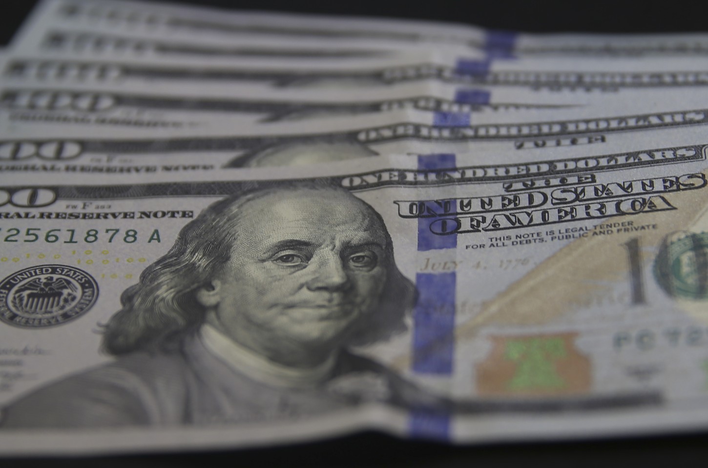 Dólar cai ao menor valor em 20 meses e bolsa reverte alta
