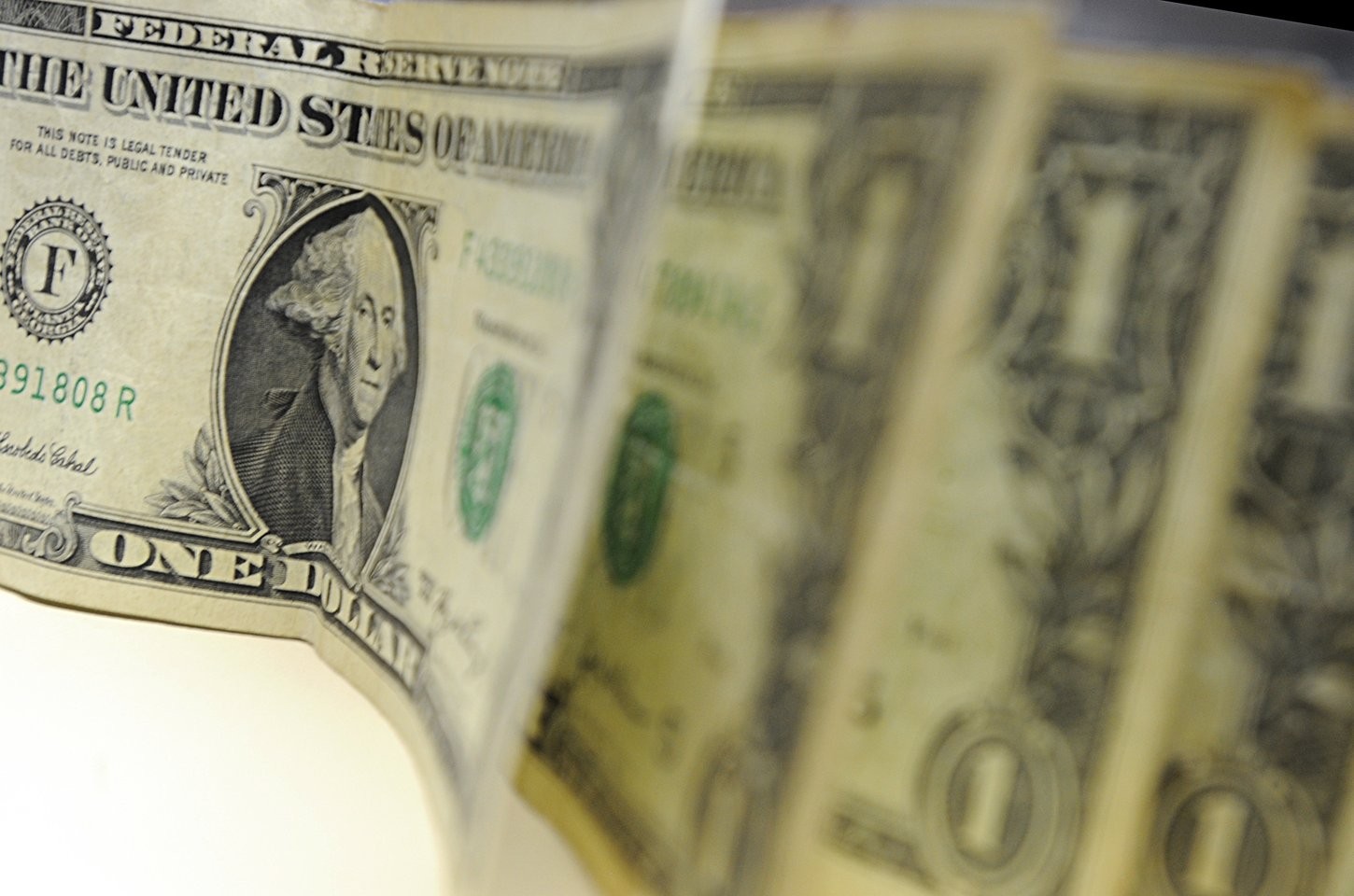 Dólar cai e bolsa sobe com alívio em tensões entre EUA e Irã