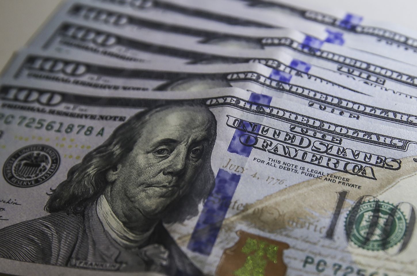 Dólar cai e bolsa sobe em dia de recuperação no mercado financeiro
