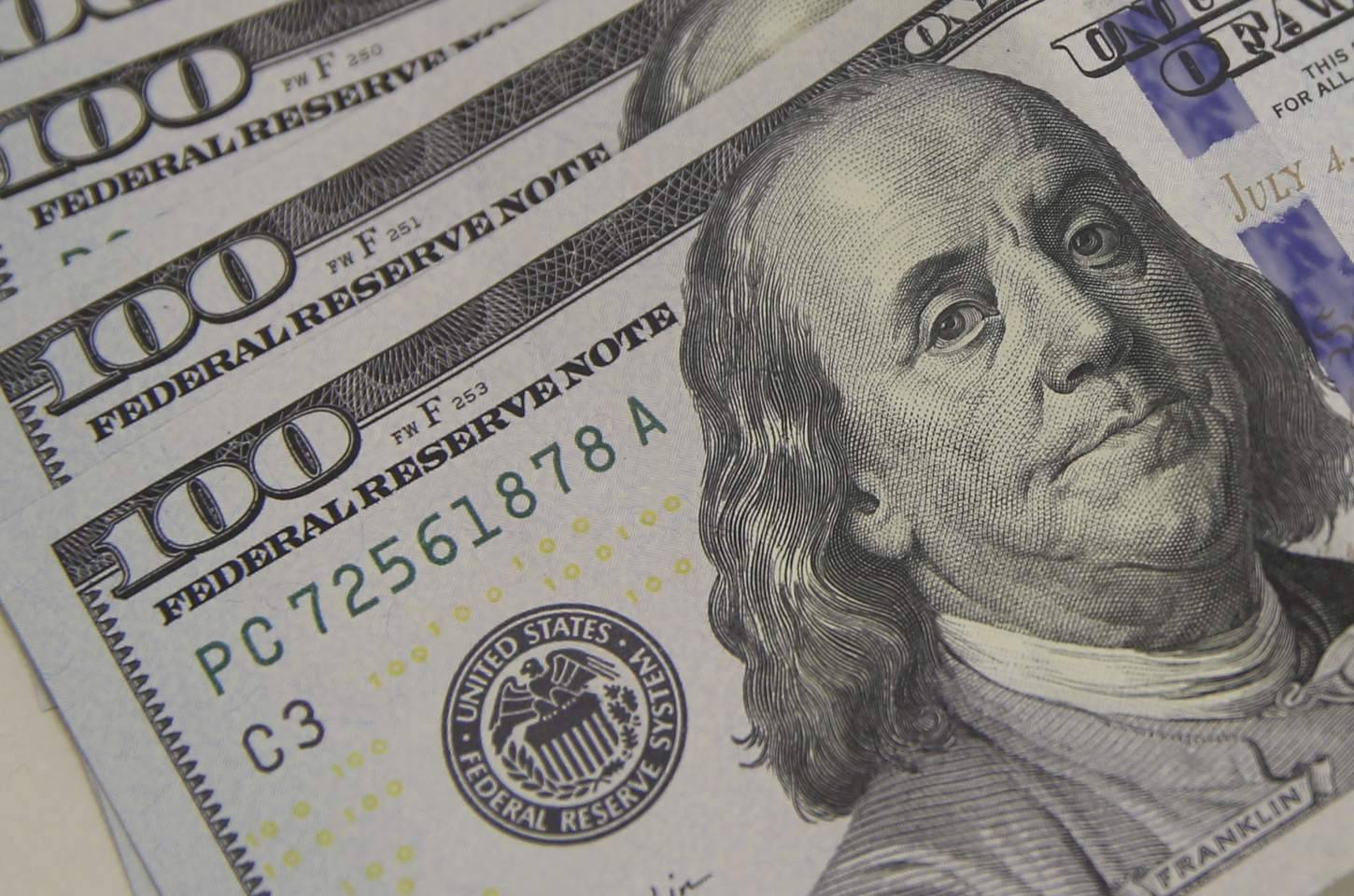 Dólar cai e se aproxima de R$ 5, enquanto bolsa bate recorde