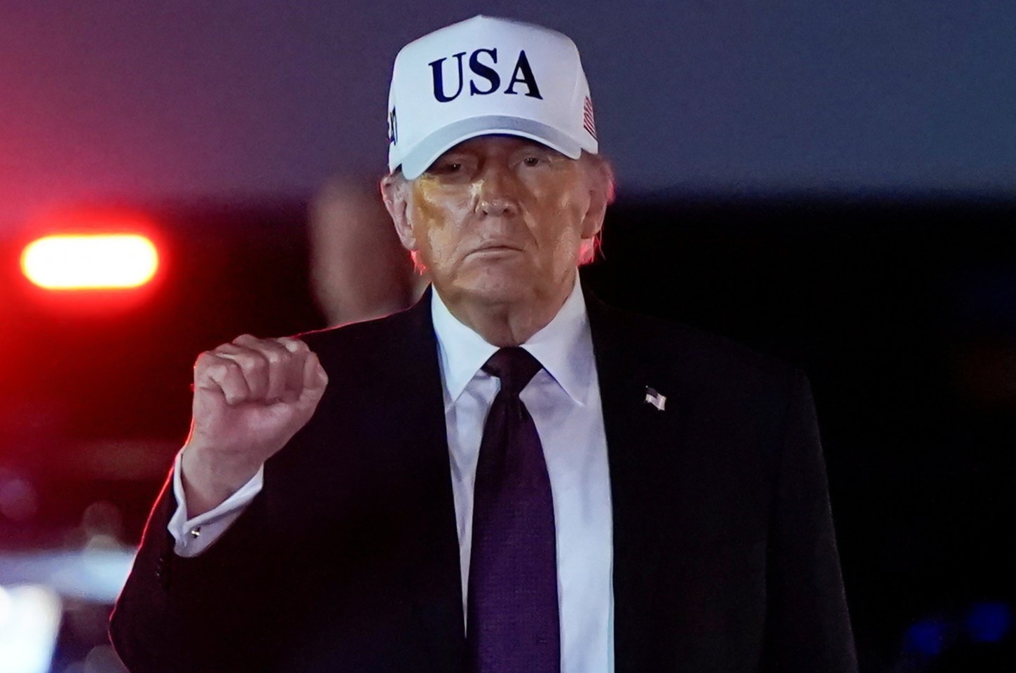 Dólar despenca e bolsa sobe após declarações de Trump sobre guerra
