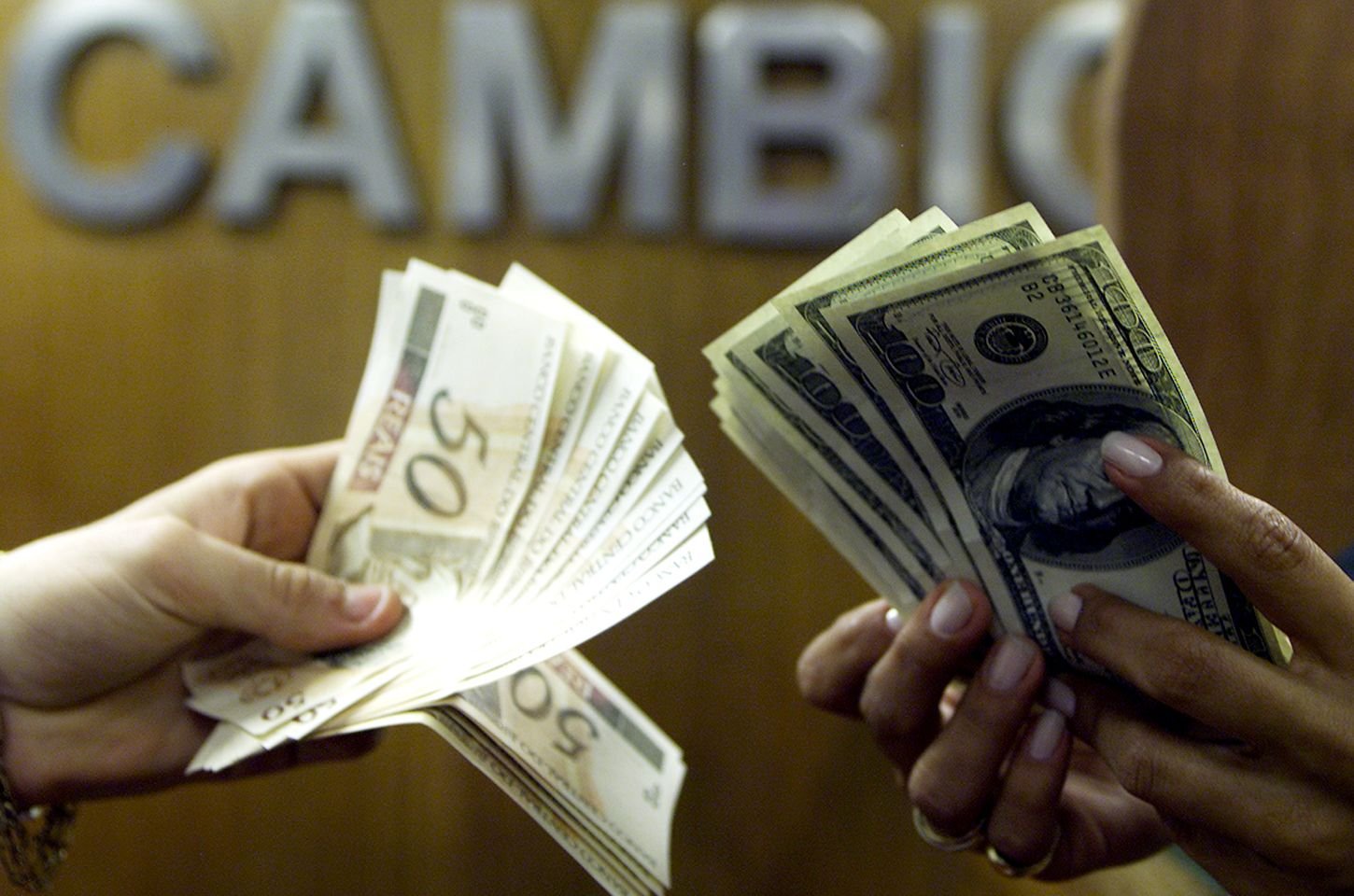 Dólar fecha abaixo de R$ 5 com alívio no Oriente Médio; Ibovespa cai 0,17%