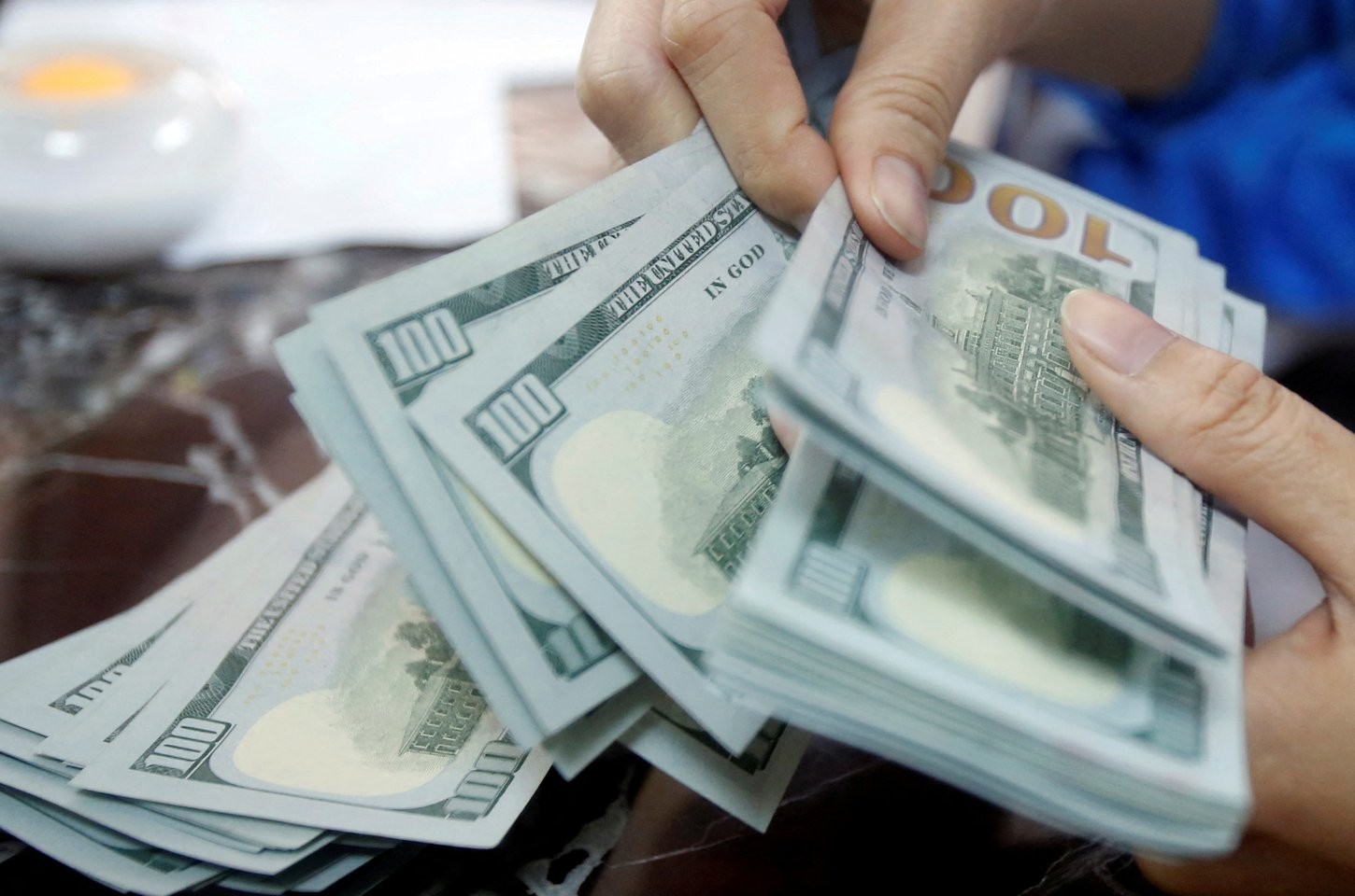 Dólar supera R$ 5,30 e bolsa despenca em dia de tensão global