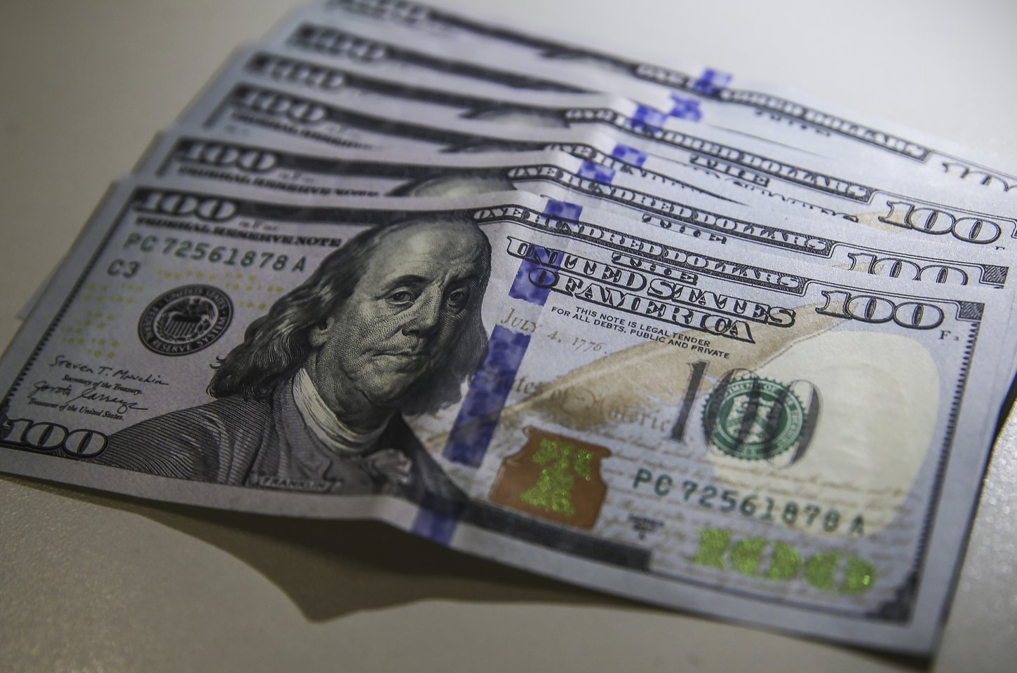 Dólar volta a patamar anterior à guerra e bolsa fecha em alta