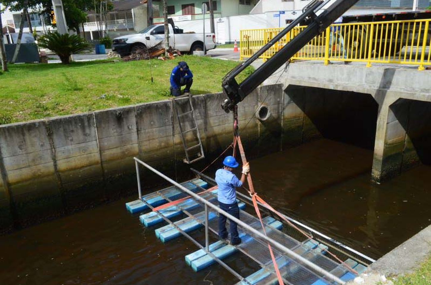 Ecobarreira no litoral do Paraná retém lixo antes de chegar ao mar