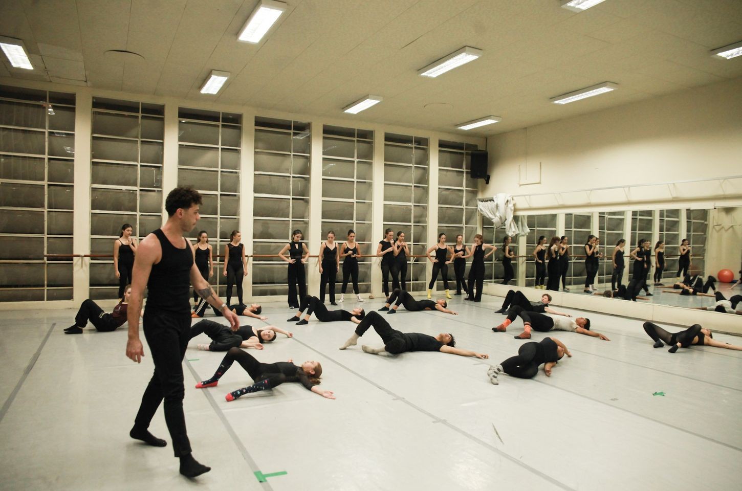 Encontro com Grupo Corpo inspira alunos da Escola de Dança Teatro Guaíra