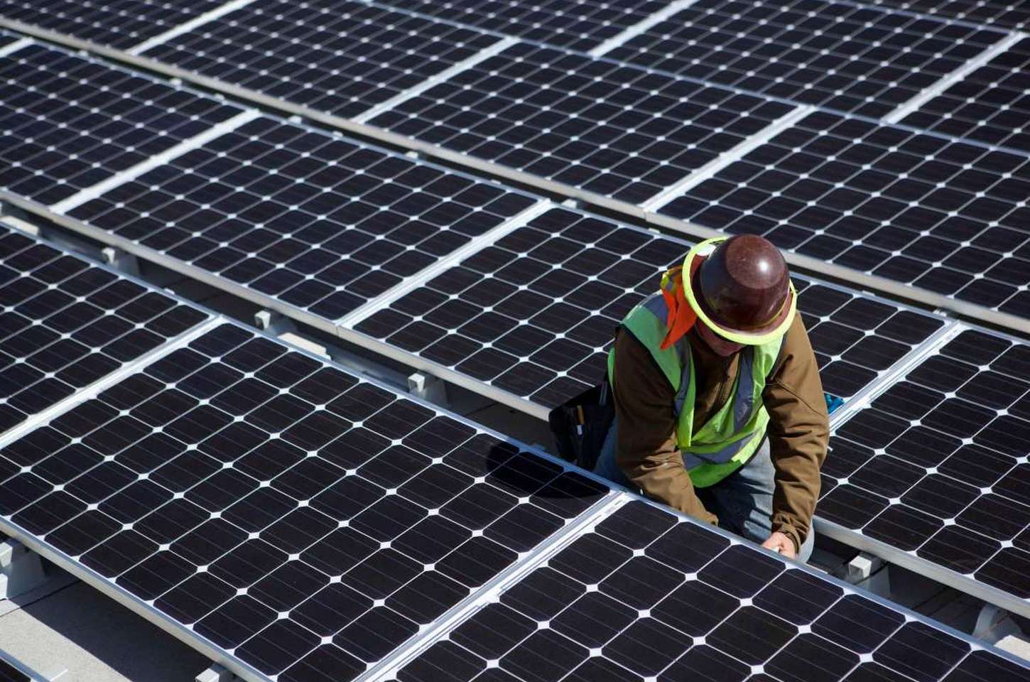 Energia solar superará combustíveis fósseis nesta década, aponta BloombergNEF