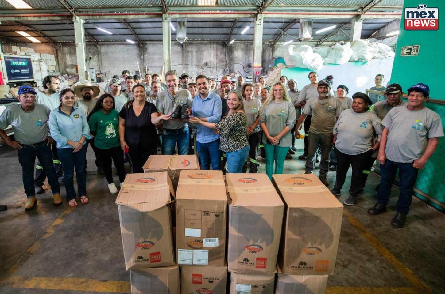 Entrega de botinas reforça segurança de catadores em Apucarana