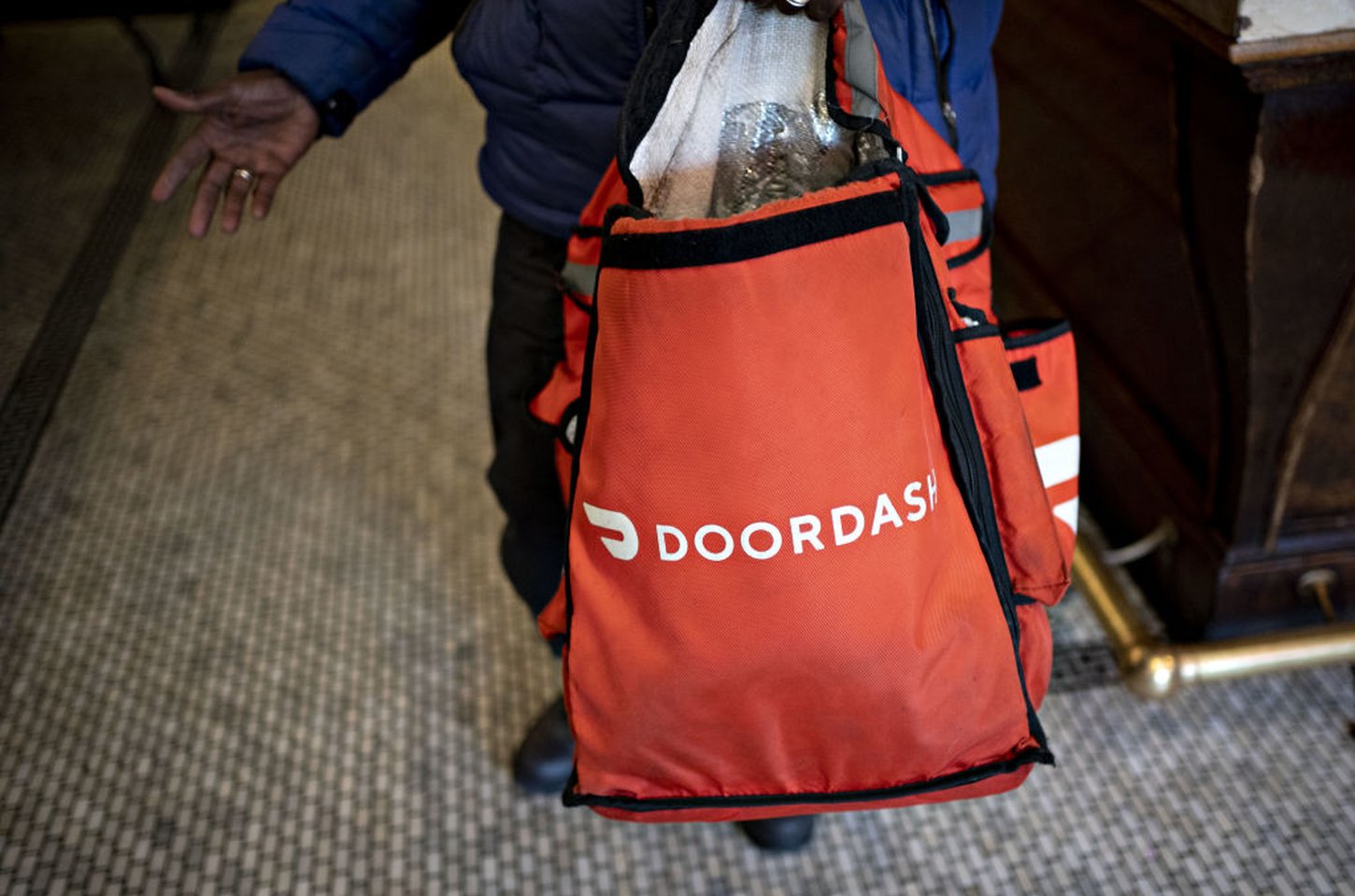 Entregadora acusada de contaminar comida com spray em Indiana