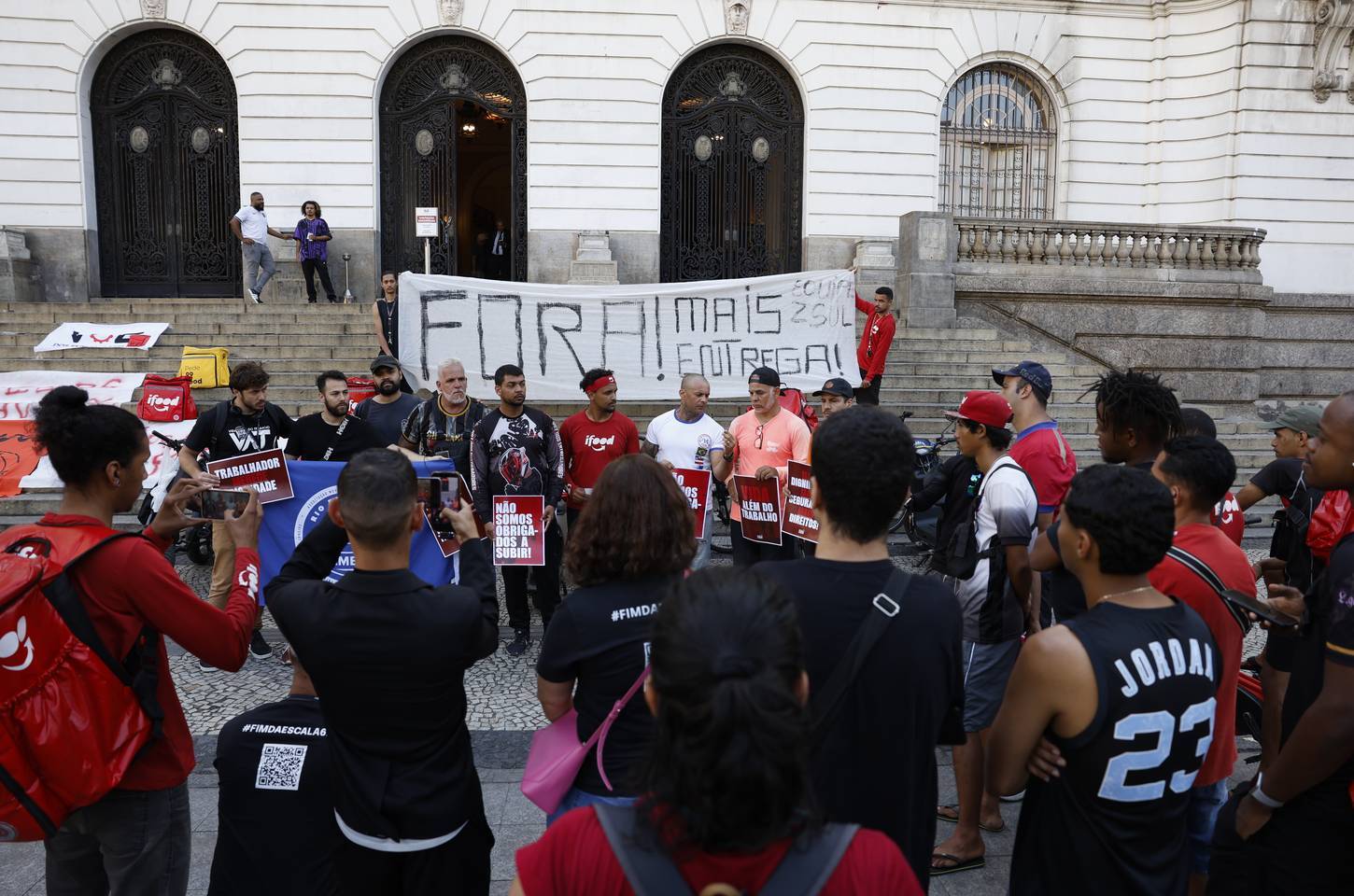 Entregadores protestam contra nova modalidade do iFood no Rio