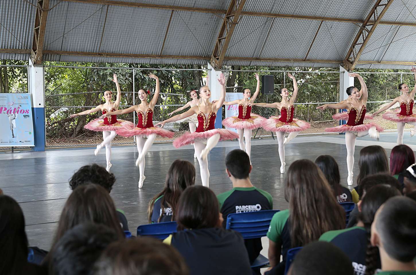 Escola de Dança do Teatro Guaíra leva arte a estudantes de Curitiba