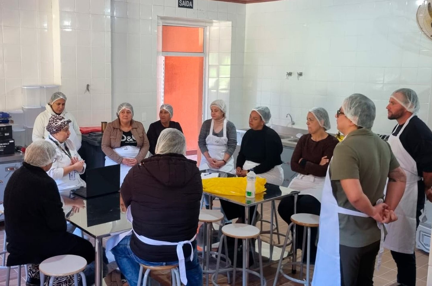 Escola do Mar inicia curso de confeitaria na Ilha das Cobras, em Paranaguá