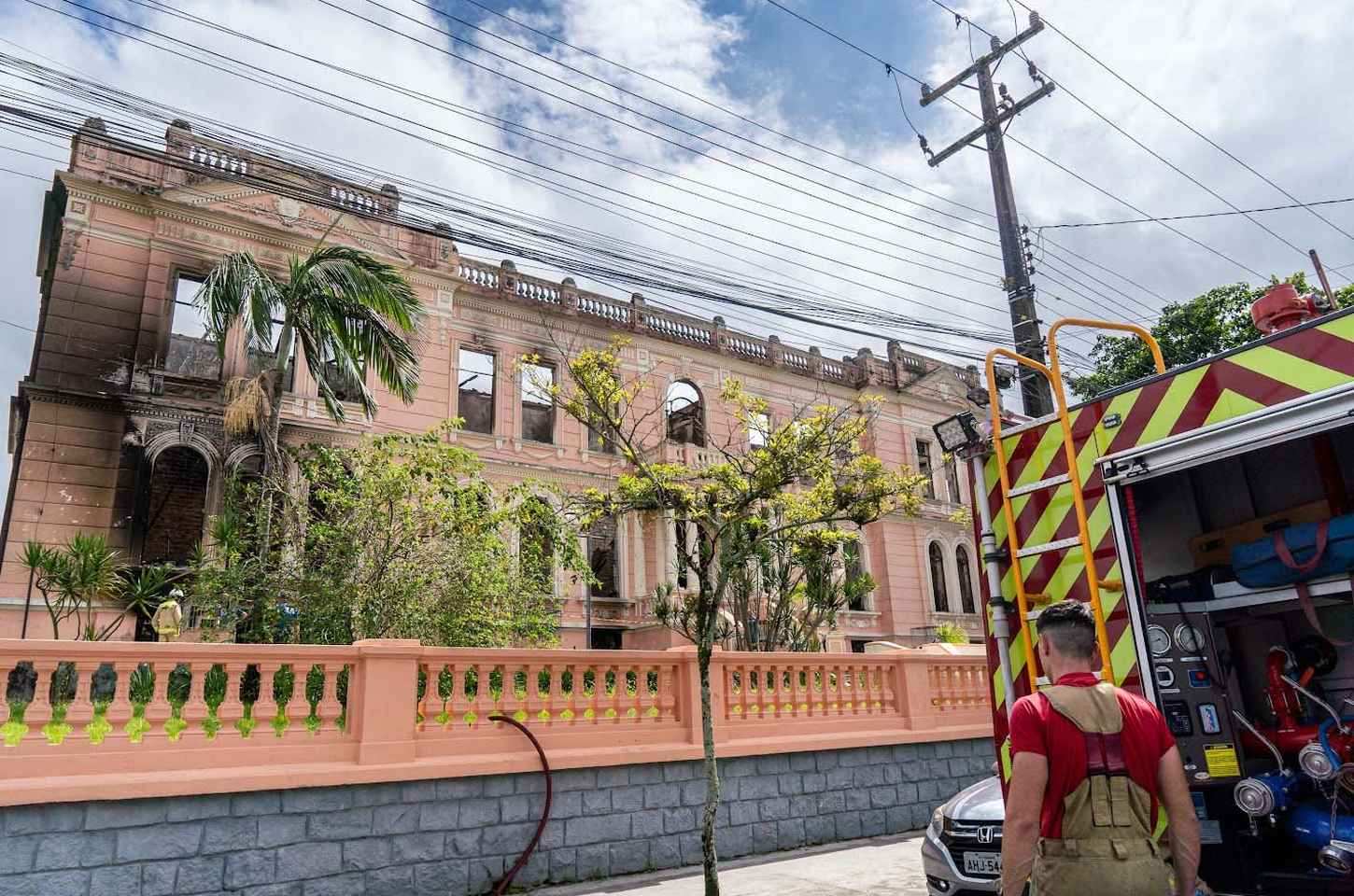 Escola histórica de Paranaguá retoma aulas remotas após incêndio