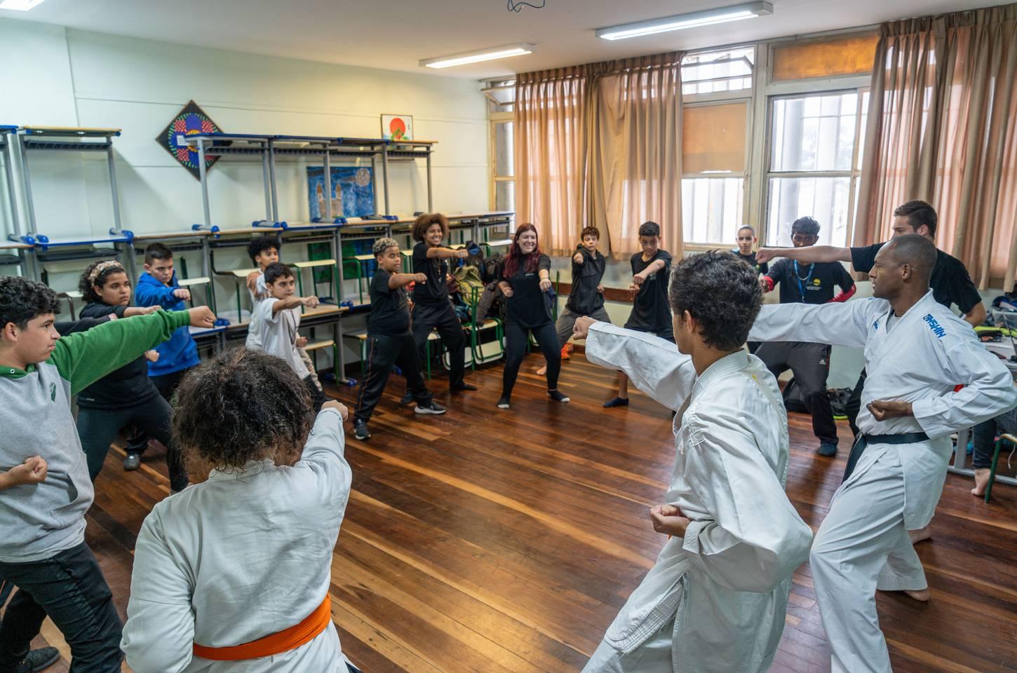 Escola paranaense amplia jornada e une jiu-jitsu, musicalização e sustentabilidade