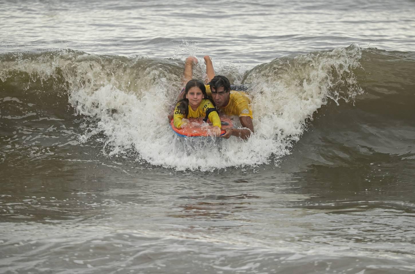 Escolinha de bodyboarding no litoral paranaense é sucesso de público