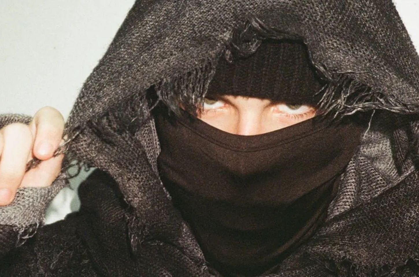 EsDeeKid: rapper britânico misterioso desembarca no Brasil com turnê The Rebel