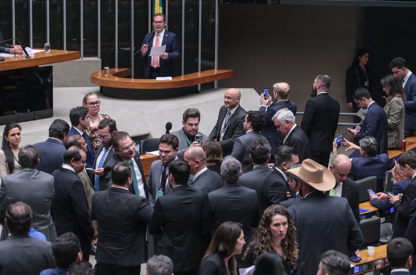 Especialistas alertam que PL da dosimetria beneficia criminosos comuns