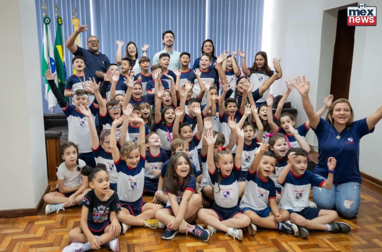 Estudantes da Escola Agappe visitam prefeito e aprendem sobre gestão pública