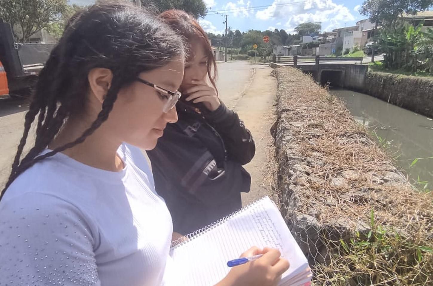 Estudantes de São José dos Pinhais monitoram qualidade da água do rio Avril