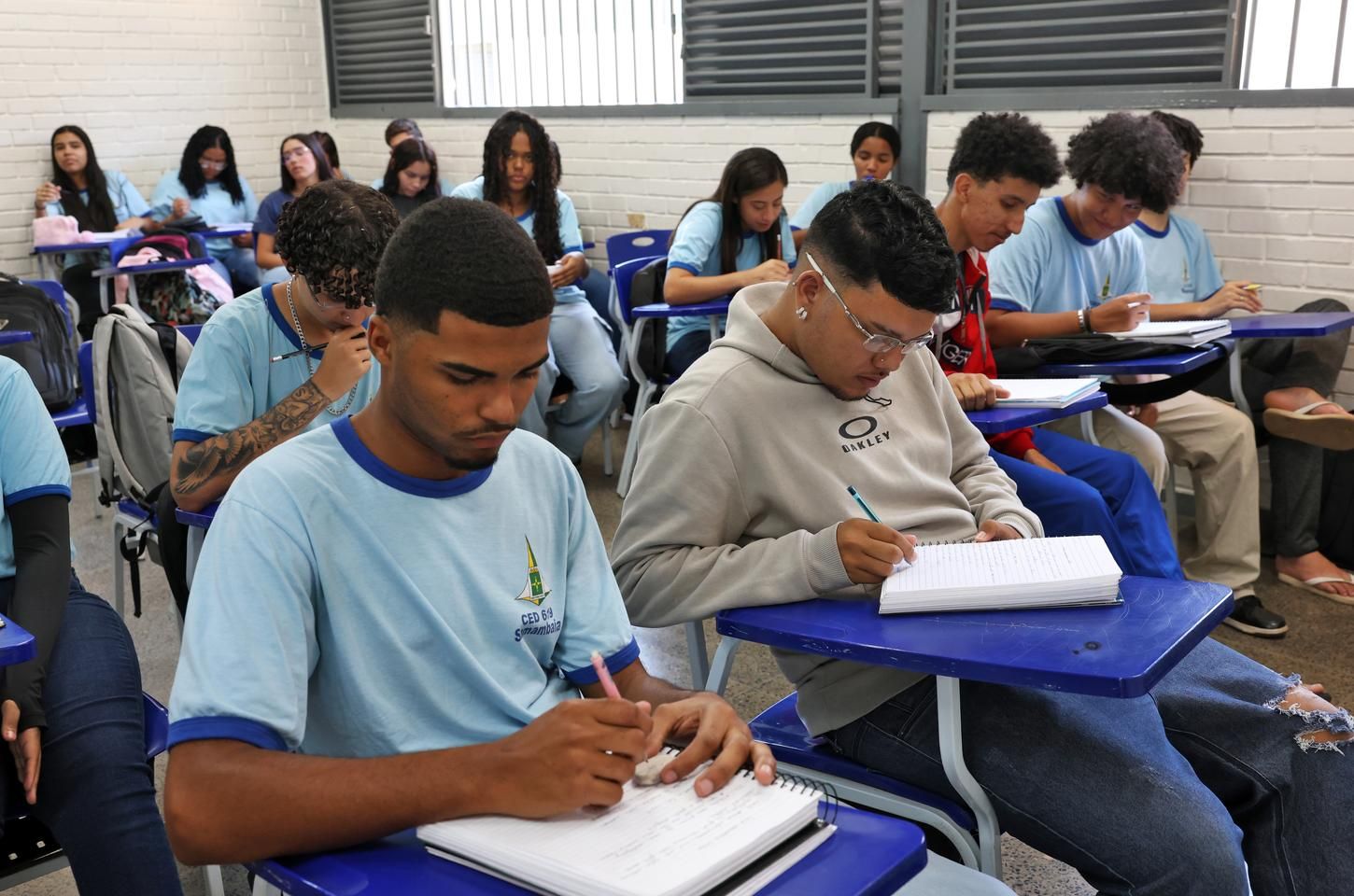 Estudo mostra avanço na conclusão escolar, mas desigualdades persistem