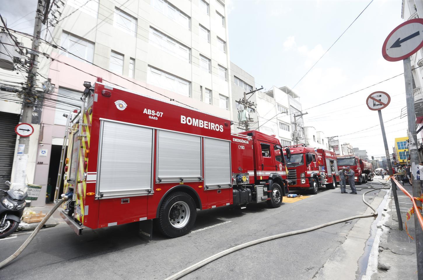 Explosão de depósito clandestino de fogos mata uma pessoa e fere nove em SP