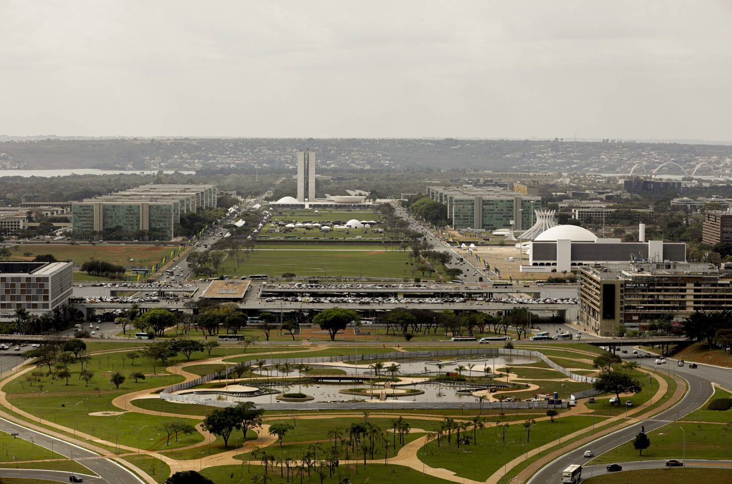 Explosão em subestação de energia força evacuação de ministérios em Brasília