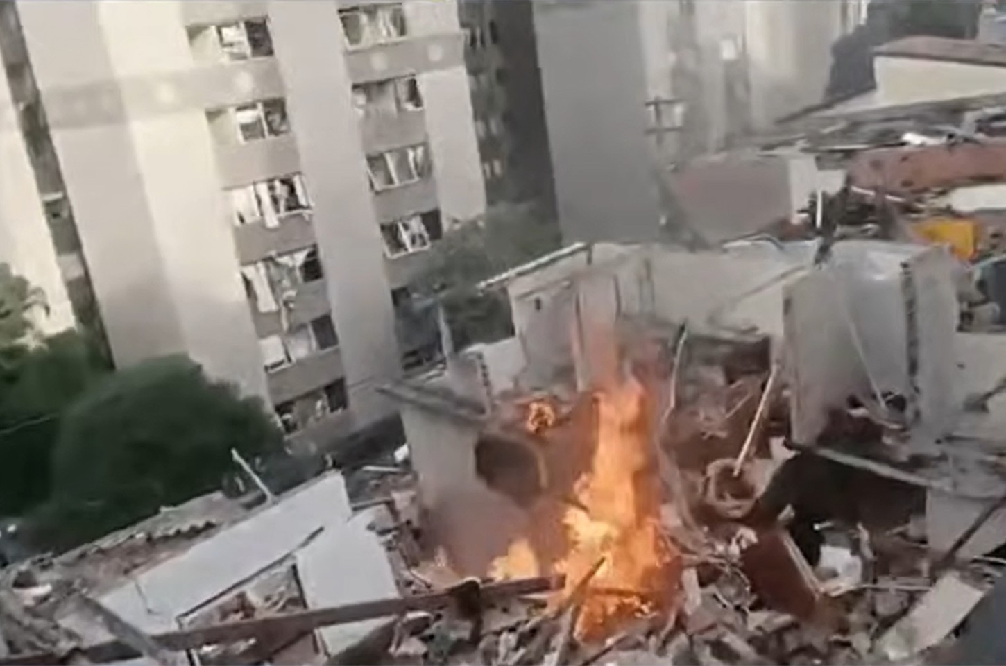 Explosão no Jaguaré mata um e bombeiros buscam possível segunda vítima