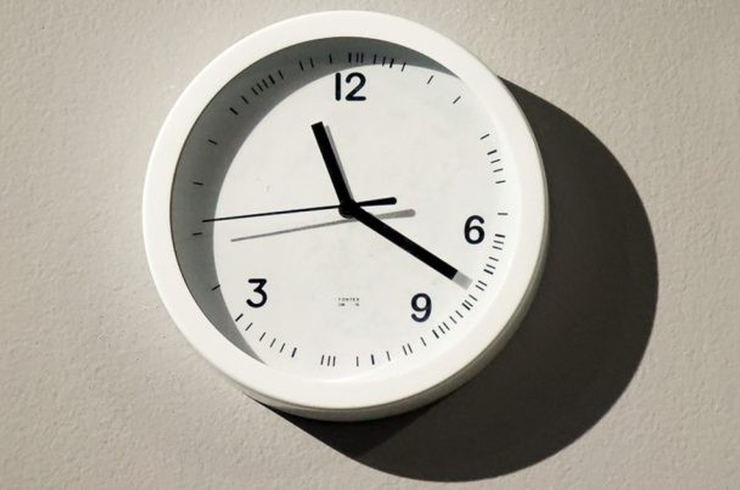 Exposição 'Asa de Chronos' explora o tempo na arte contemporânea