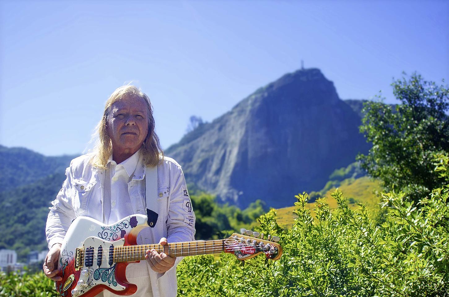 Exposição gratuita celebra 50 anos de carreira do guitarrista Victor Biglione na Lapa