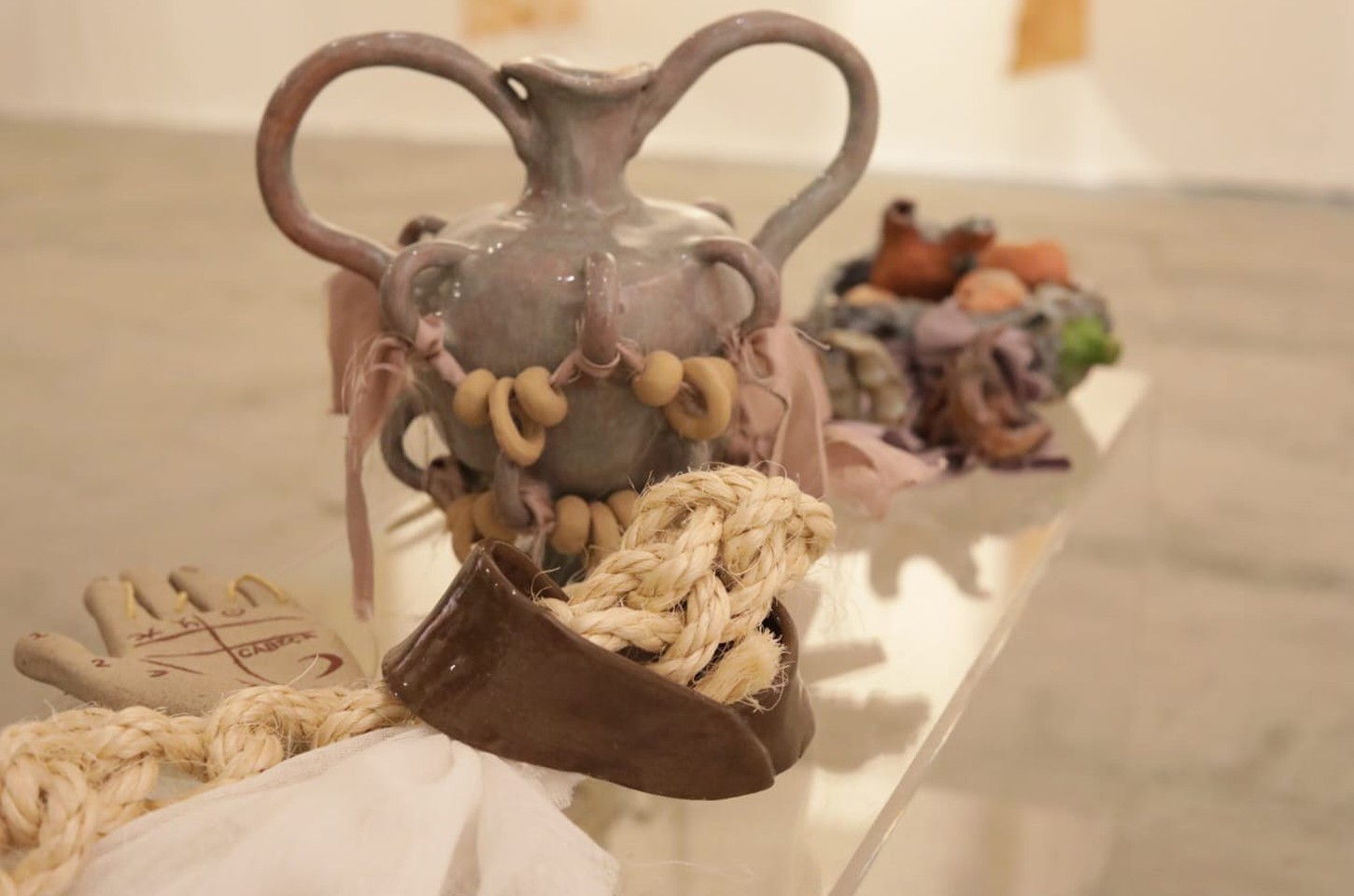 Exposição "Terratecida" une argila e tecido em Curitiba