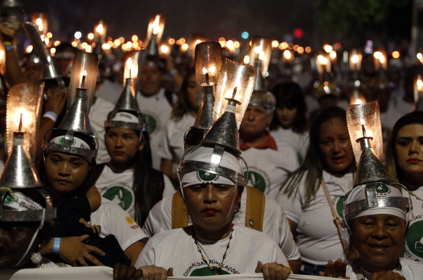 Extrativistas marcham em Belém com porongas acesas na COP30