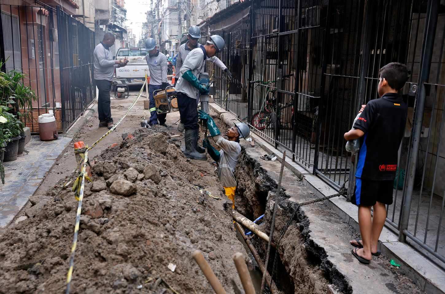 Falta de transparência na cobrança de água afeta comunidades pobres do Rio