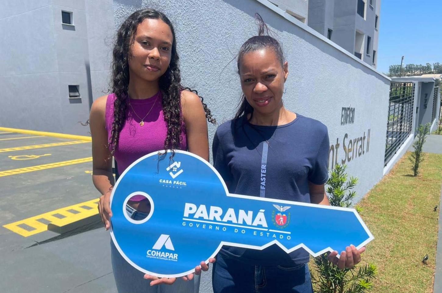 Famílias de Goioerê recebem chaves de apartamentos com subsídio estadual