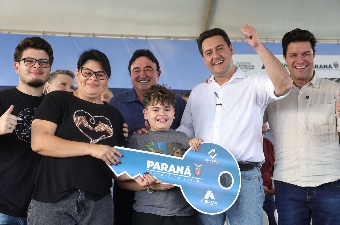 Famílias de Rondon recebem chaves da casa própria com apoio do estado