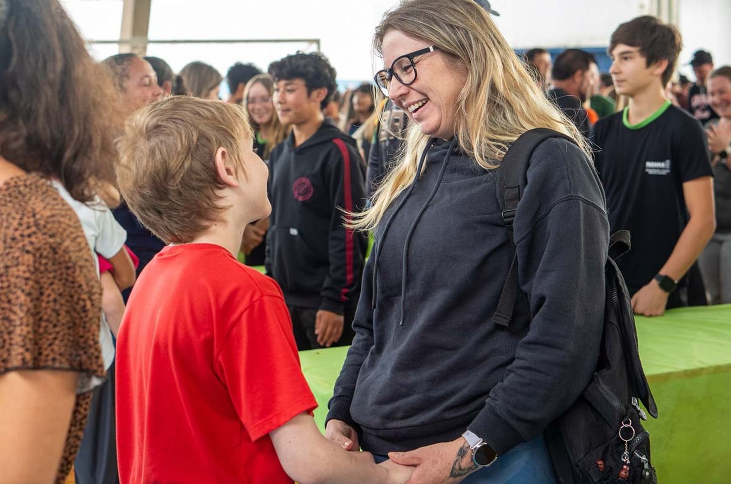 Famílias se aproximam da escola em encontro no Colégio Estadual Otalipio Pereira de Andrade