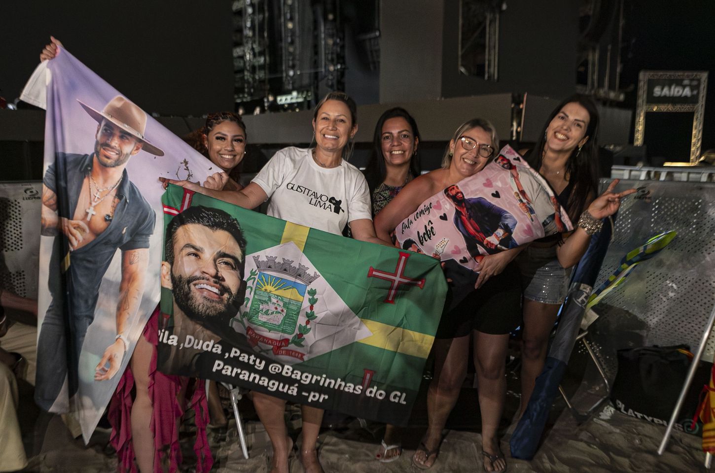 Fãs de Gusttavo Lima dormem na praia para garantir lugar no show