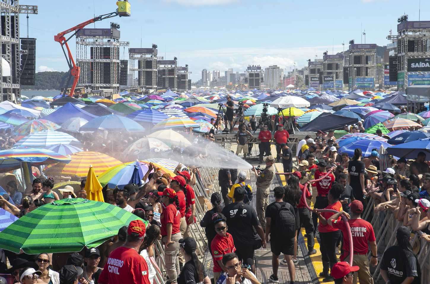 Fãs de Gusttavo Lima recebem cuidados especiais contra o calor em Matinhos