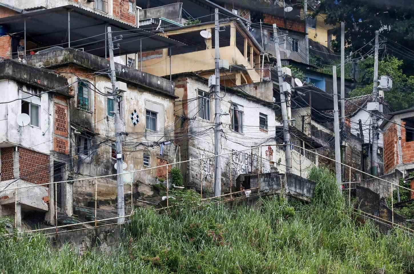 Favelas brasileiras têm acesso limitado a serviços básicos, aponta IBGE
