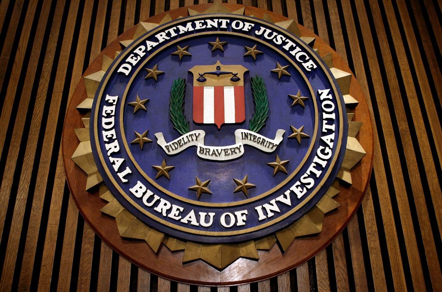 FBI sofre invasão em sistema de vigilância; hackers chineses e russos ampliam ataques